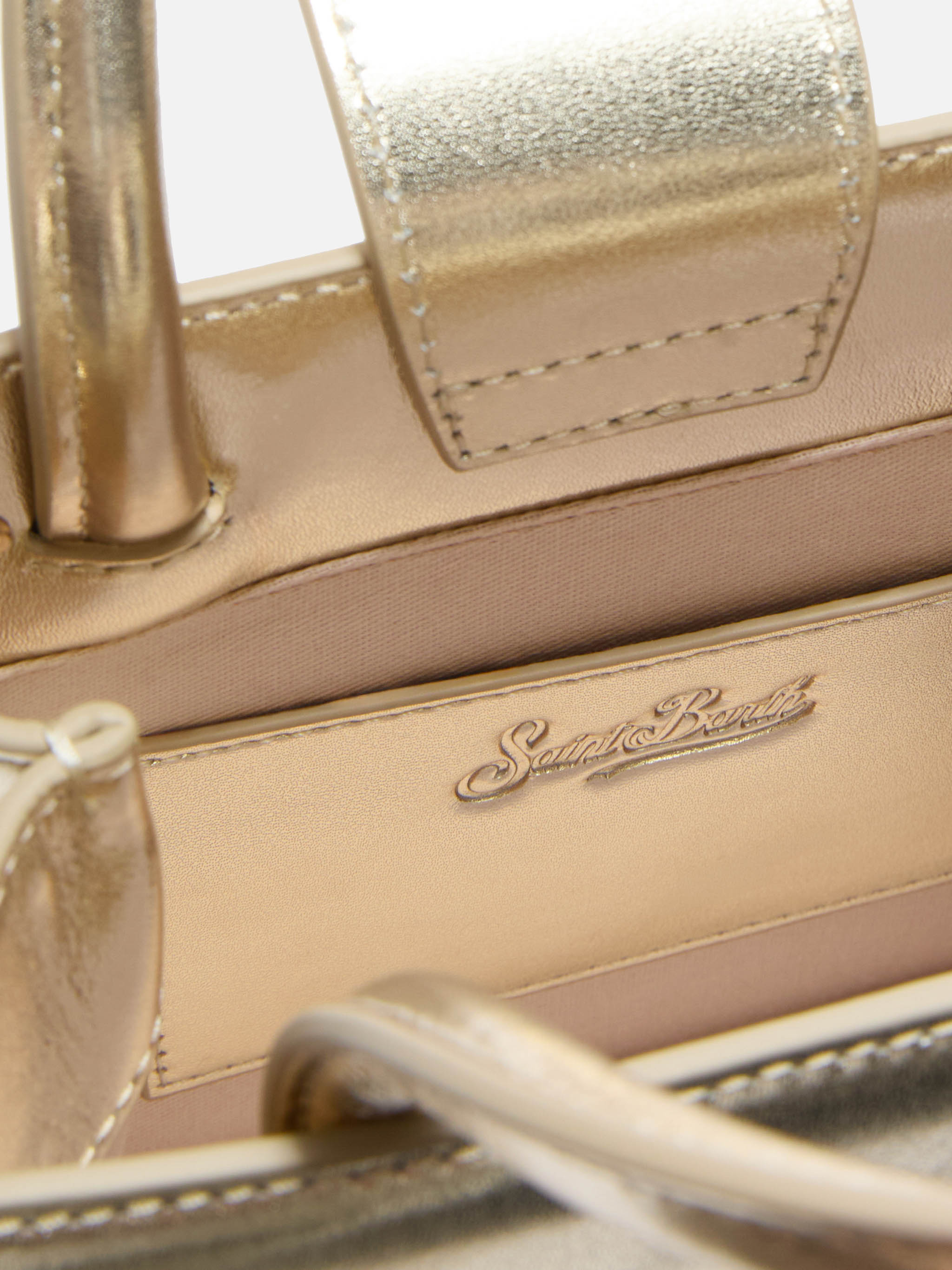 Borsa Shop Mini strutturata in pelle laminata oro con targhetta metallica